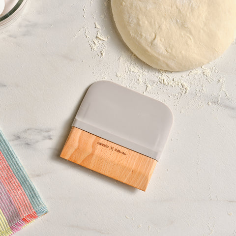 Karaca X Refika Gadgets Beidseitiger Holz-Teigschaber