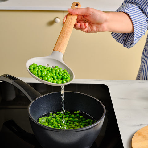 Karaca x Refika Gadgets Silikon-Schaumlöffel mit Holzgriff