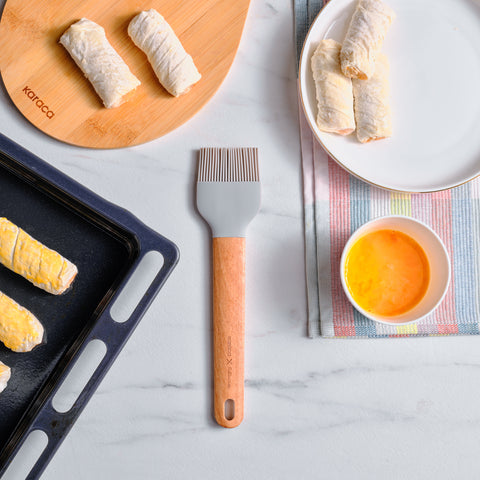 Karaca x Refika Gadgets Silikonpinsel mit Holzgriff