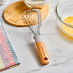 Karaca x Refika Gadgets Schneebesen mit Holzgriff und Silikon-Schaber