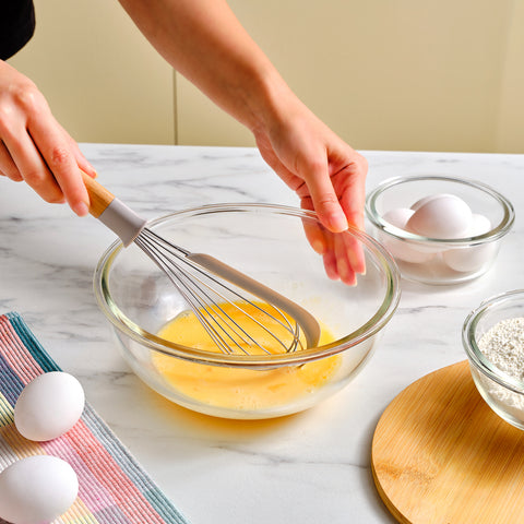 Karaca x Refika Gadgets Schneebesen mit Holzgriff und Silikon-Schaber