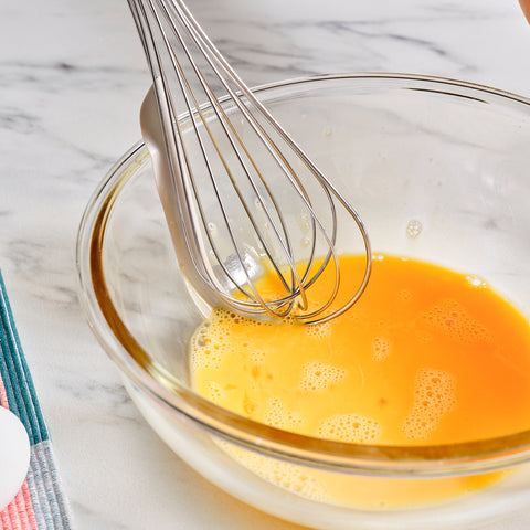 Karaca x Refika Gadgets Schneebesen mit Holzgriff und Silikon-Schaber