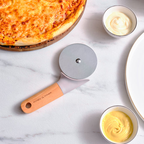 Karaca x Refika Gadgets Pizzaschneider mit Holzgriff