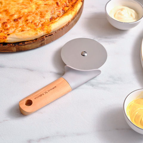 Karaca x Refika Gadgets Pizzaschneider mit Holzgriff