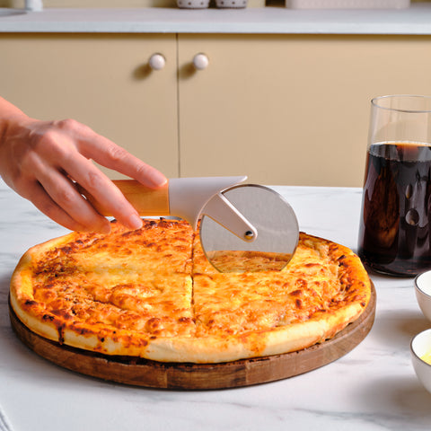 Karaca x Refika Gadgets Pizzaschneider mit Holzgriff