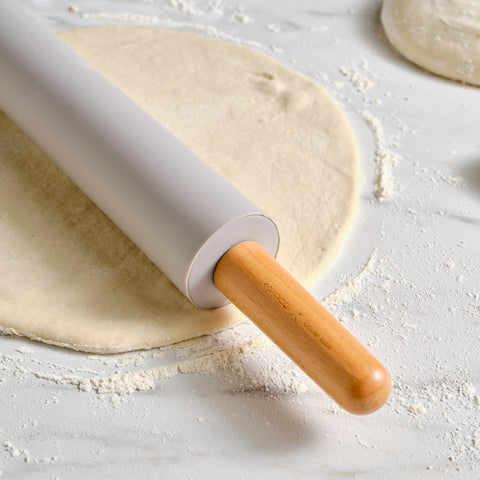 Karaca x Refika Gadgets Silikon-Teigrolle mit Holzgriff