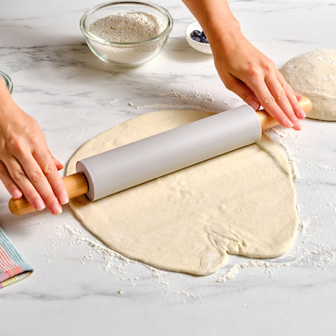 Karaca x Refika Gadgets Silikon-Teigrolle mit Holzgriff