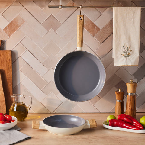 Karaca x Refika Swiss Crystal Creamy Wood Pfannen-Set