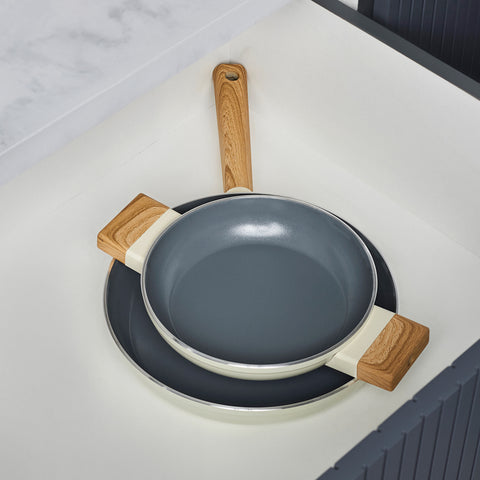 Karaca x Refika Swiss Crystal Creamy Wood Pfannen-Set