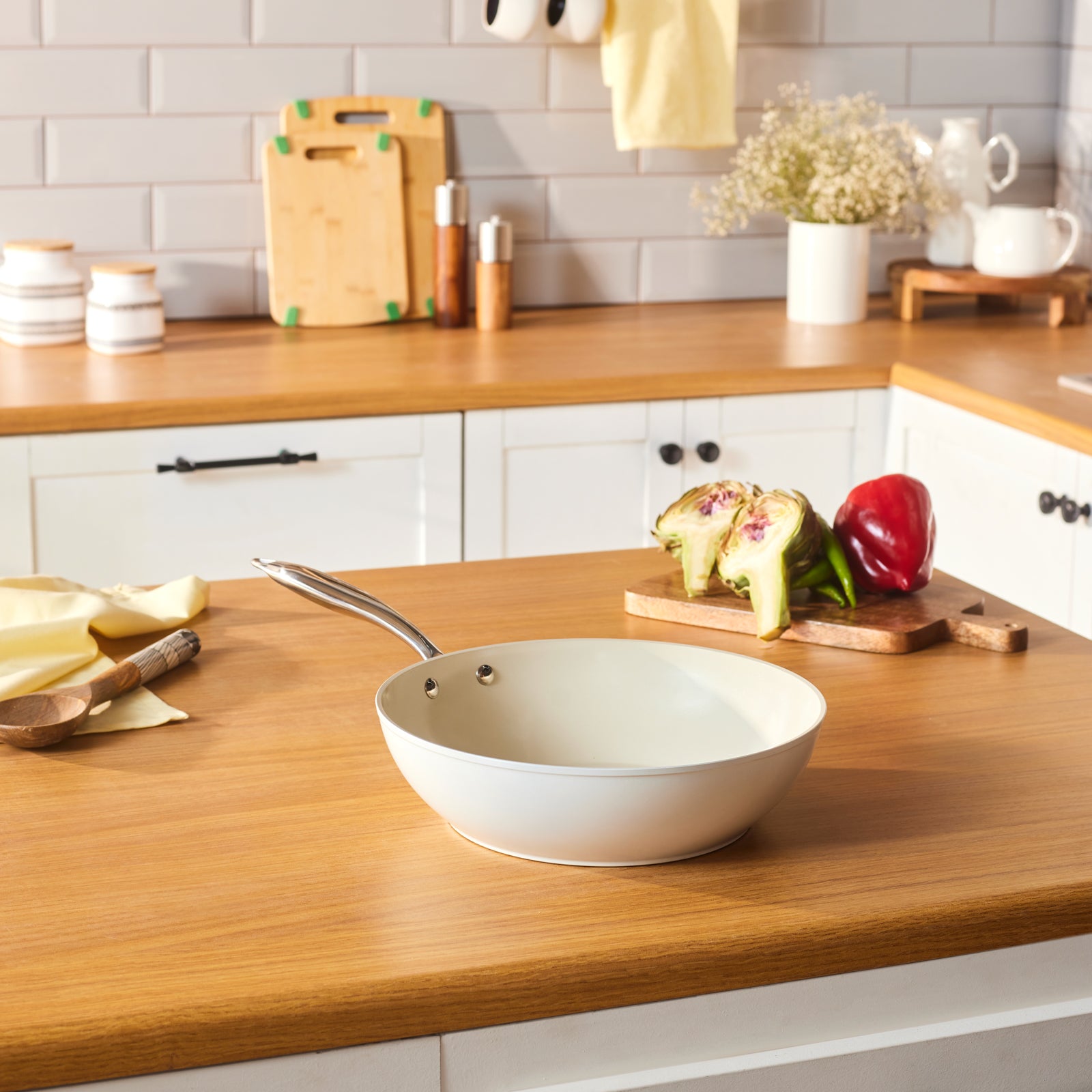 Karaca Swiss Crystal Almond Cream Saplı Wok Tava 28 cm