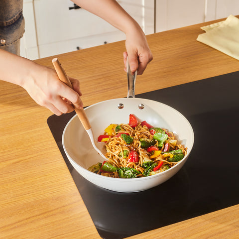 Karaca Swiss Crystal Almond Cream Wokpfanne mit Griff 28 cm