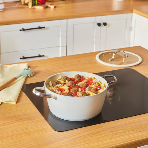 Karaca Swiss Crystal Almond Cream Kasserolle mit Edelstahlgriff 24 cm