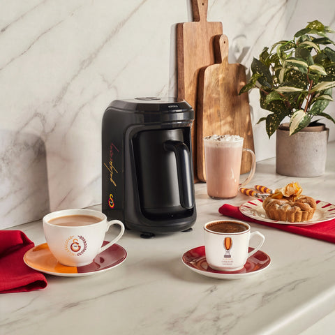 Karaca x Galatasaray Lizenzierte Hatır Hüps Türkische Kaffeemaschine mit Milchfunktion und Vereinshymne